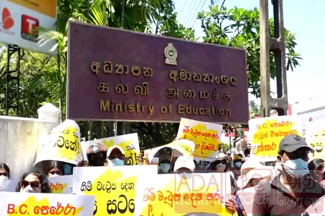 Talks with Education Minister fail; teachers’ unions to continue strike