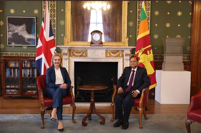 Foreign Minister meets UK Foreign Secretary, discusses boosting bilateral ties