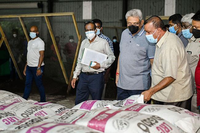 President inspects organic fertilizer packaging centres