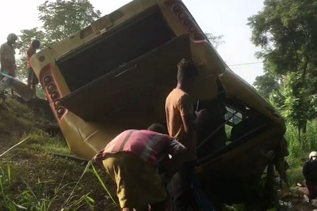 17 injured as bus topples in Padiyathalawa