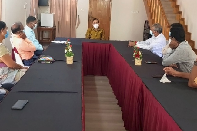Foreign Minister meets professionals in Batticaloa