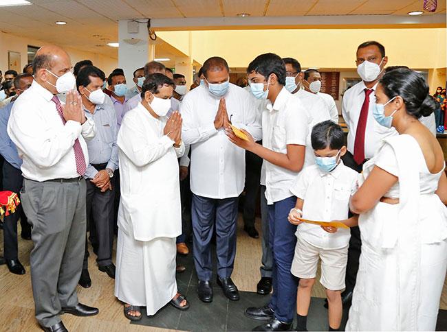 SLBFE hands over Rs 2.5 million grant to Priyantha Kumara’s family