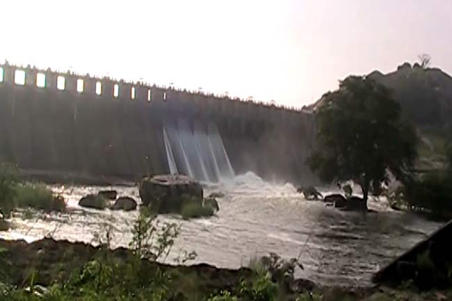 Several spill gates of Rajanganaya and Angamuwa tanks opened