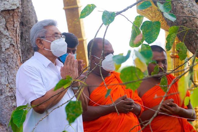 President pays homage to Jaya Sri Maha Bodhi