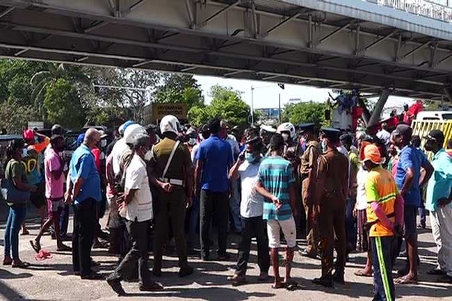 Municipal council workers’ protest in Welikada blocks traffic