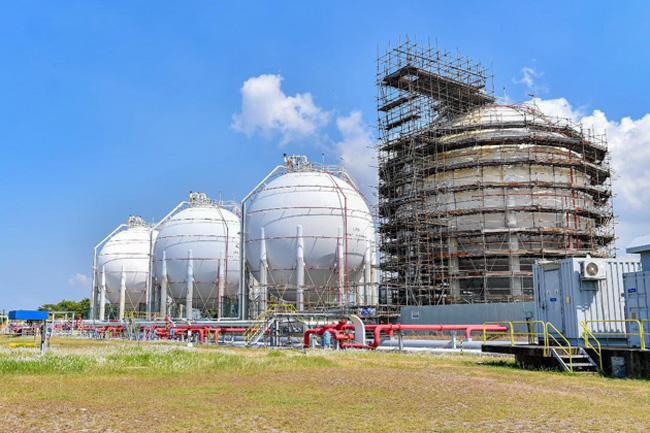 Litro unloading 2,500 MT LP gas shipment at Kerawalapitiya storage terminal