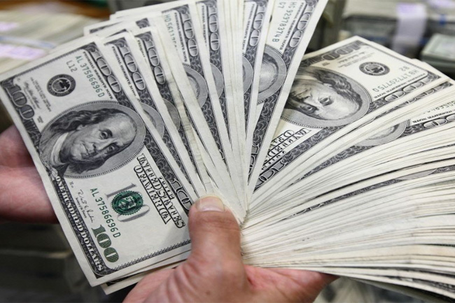 Official selling rate of USD exceeds Rs 300 mark for first time