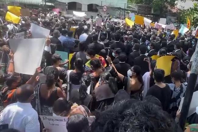 Lawyers stage mass protest near AG’s Dept