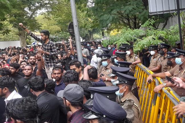 Massive protest near PM’s Wijerama residence