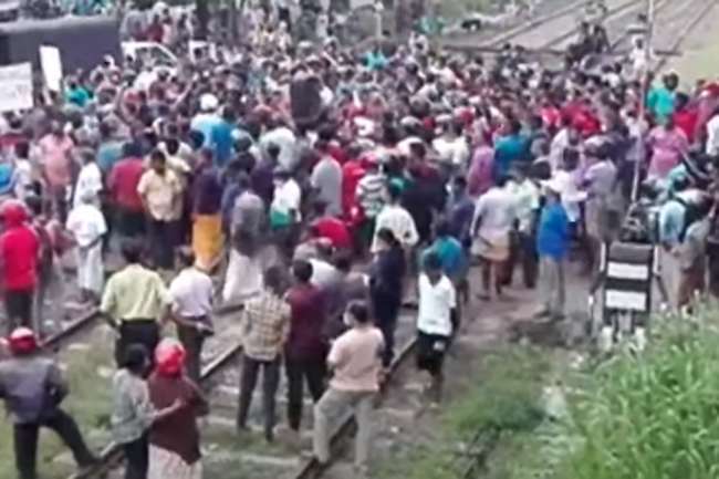 Police fire tear gas at protesters in Rambukkana