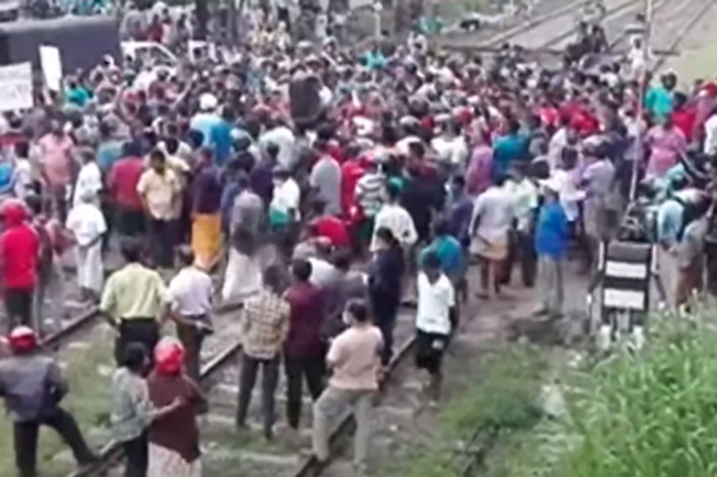 Police fire tear gas at protesters in Rambukkana
