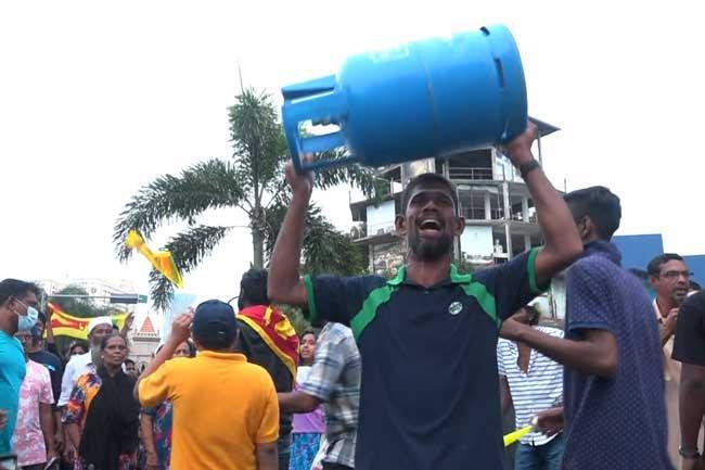 More roads blocked due to protests demanding domestic gas