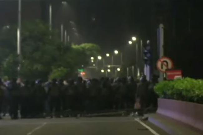 Police officer injured amid tensions at Temple Trees dies