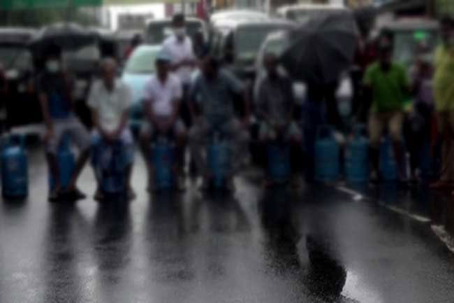 Nawala Road blocked by protest demanding gas