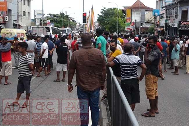 Protest staged on Borella-Maradana road demanding fuel