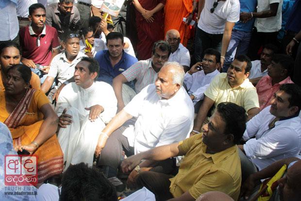 UPFA politicians summoned on contempt charges