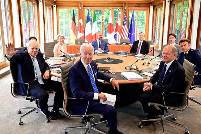 Biden urges G7 to stay together as leaders target Russian gold