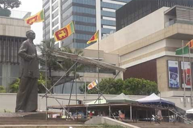 Four idling near Bandaranaike statue arrested