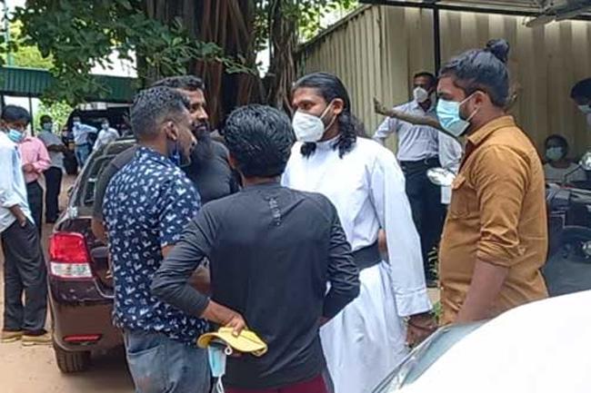 Fr. Jeewantha Peiris arrives at Fort Magistrate’s Court