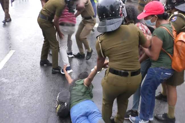 25 arrested during IUSF protest in Maradana