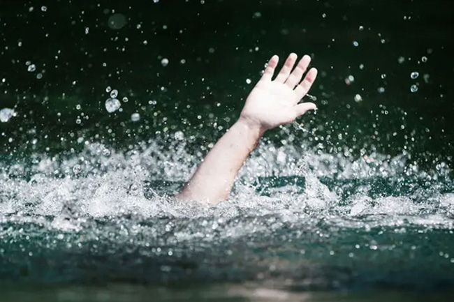 Student drowns while trying to save another
