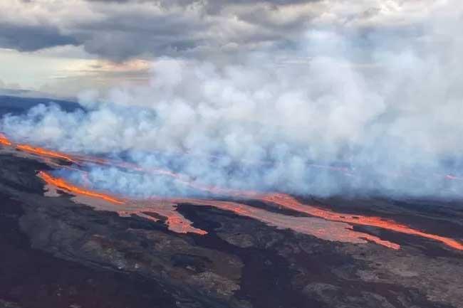 Hawaii’s Mauna Loa volcano erupts for first time in nearly 40 years