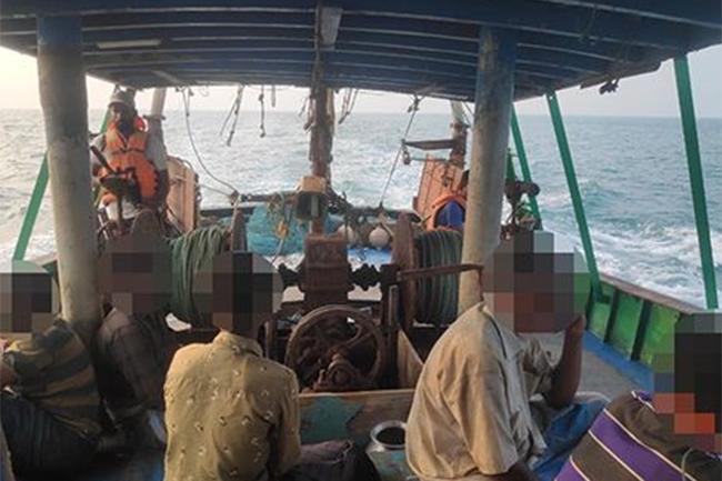 Navy nabs 24 Indian fishermen poaching in Sri Lankan waters