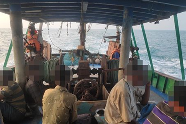 Navy nabs 24 Indian fishermen poaching in Sri Lankan waters