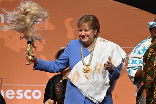 Merkel receives UNESCO peace prize for welcoming refugees