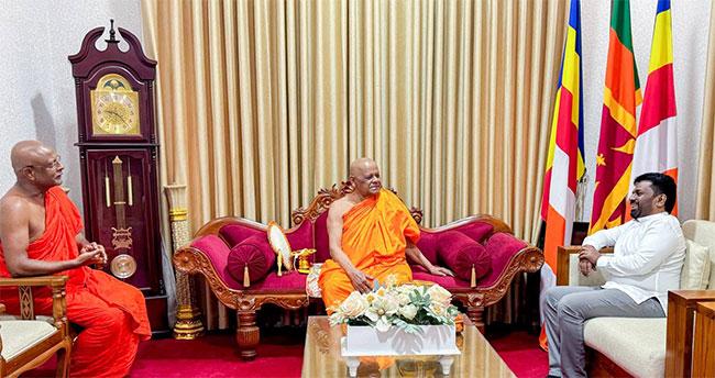President calls on Asgiri and Malwathu Chief Prelates to discuss ‘Siri Dalada Vandanawa’