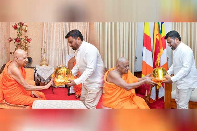 President meets Chief Prelates of Malwathu and Asgiri Chapters