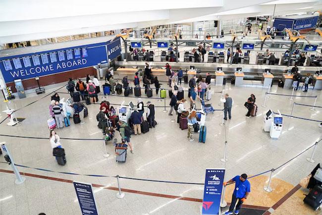 US air traffic control staffing hit for second day, delaying flights