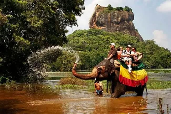 Tourist arrivals in October top 150,000