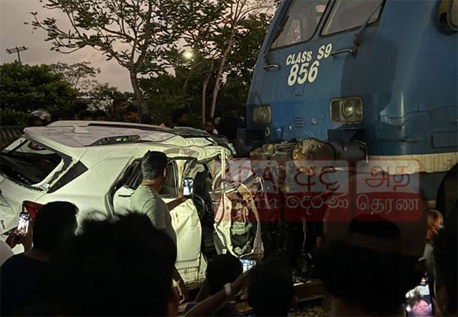 Train crashes into car at railway crossing between Wanawasala and Kelaniya