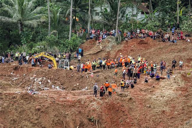 Death toll from Indonesia’s Central Java landslides rises to 30