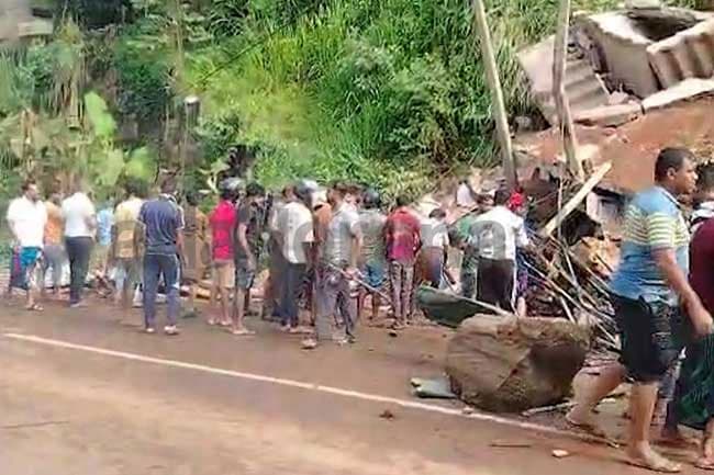 Colombo–Kandy road completely closed at Ganethenna after landslide