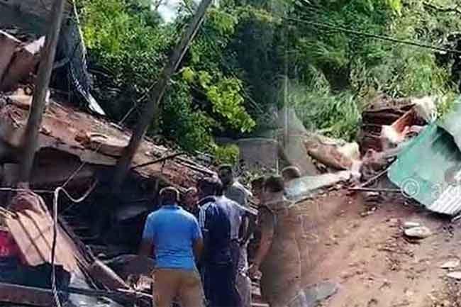 Kadugannawa Landslide: Army engaged in restoration activities, police issue alternative routes