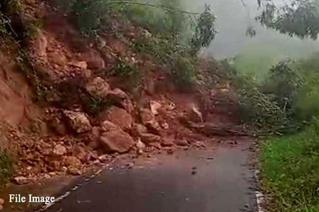 Landslide in Haldummulla disrupts traffic on Badulla–Colombo Road