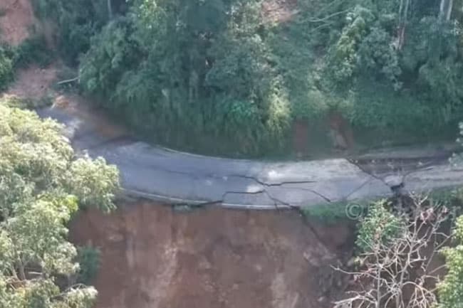 Landslide damages section of Talawakelle–Tawalantenne road