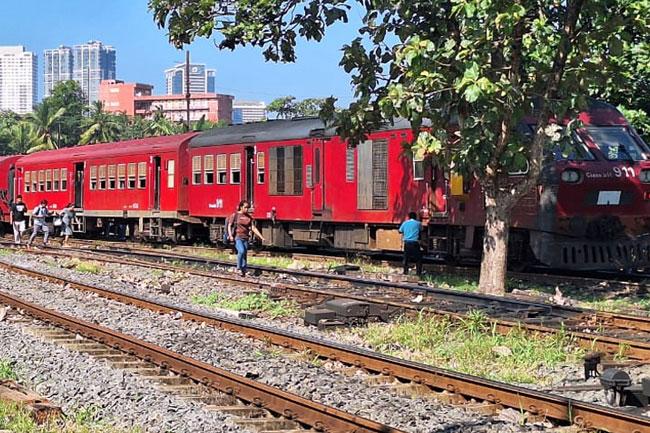 Trains delayed due to derailment between Fort and Maradana