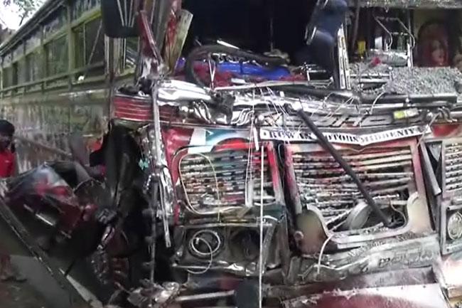 At least 30 injured in bus–tipper truck collision in Handapangodella