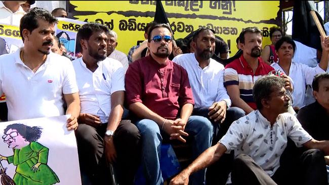 Group including Wimal Weerawansa commences ‘Satyagraha’ near Edu. Ministry against reforms