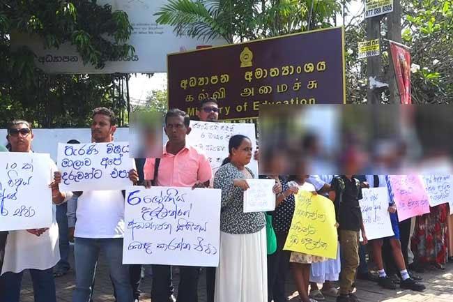 Parents protest near Edu. Ministry demanding implementation of Grade 6 reforms
