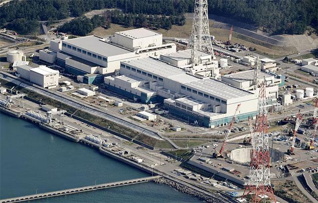 Japan suspends world’s largest nuclear plant hours after restart