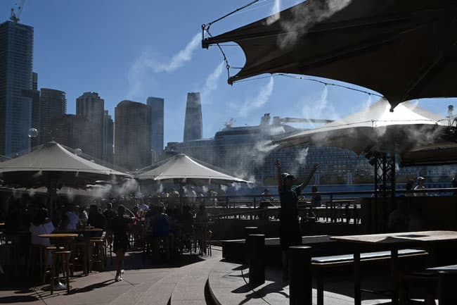 Australian heatwave fans bushfires, towns evacuated, Melbourne endures hottest day in 17 years