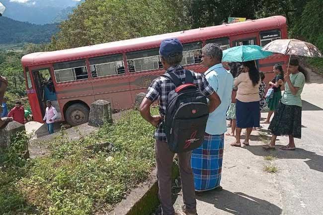 Driver prevents bus from plunging over 50-foot cliff in Walapane