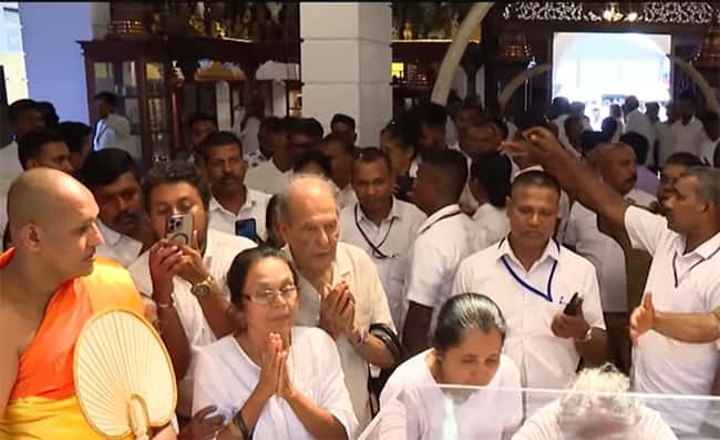 Devotees flock to Gangaramaya to pay homage to sacred Devnimori relics