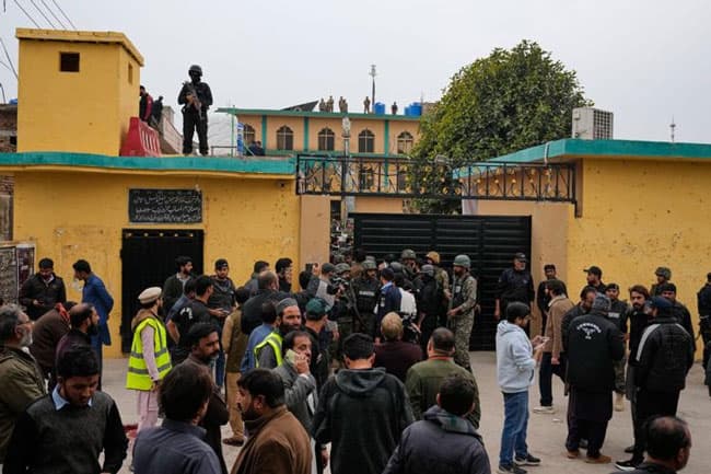 Bombing at mosque in Pakistan kills at least 31 and wounds scores