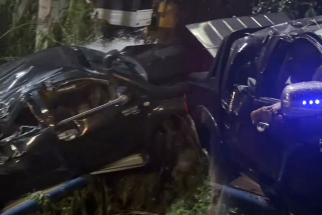 Double cab overturns near Monaragala town; Damages main water pipeline