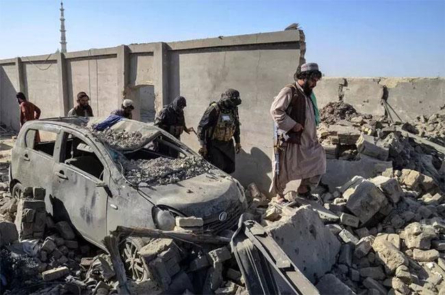 Pakistan launches strikes on Afghanistan, with Taliban saying dozens killed